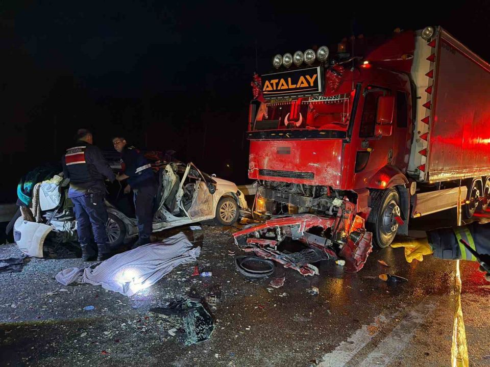 Isparta-Antalya karayolunda feci kaza: 1 ölü, 4 yaralı