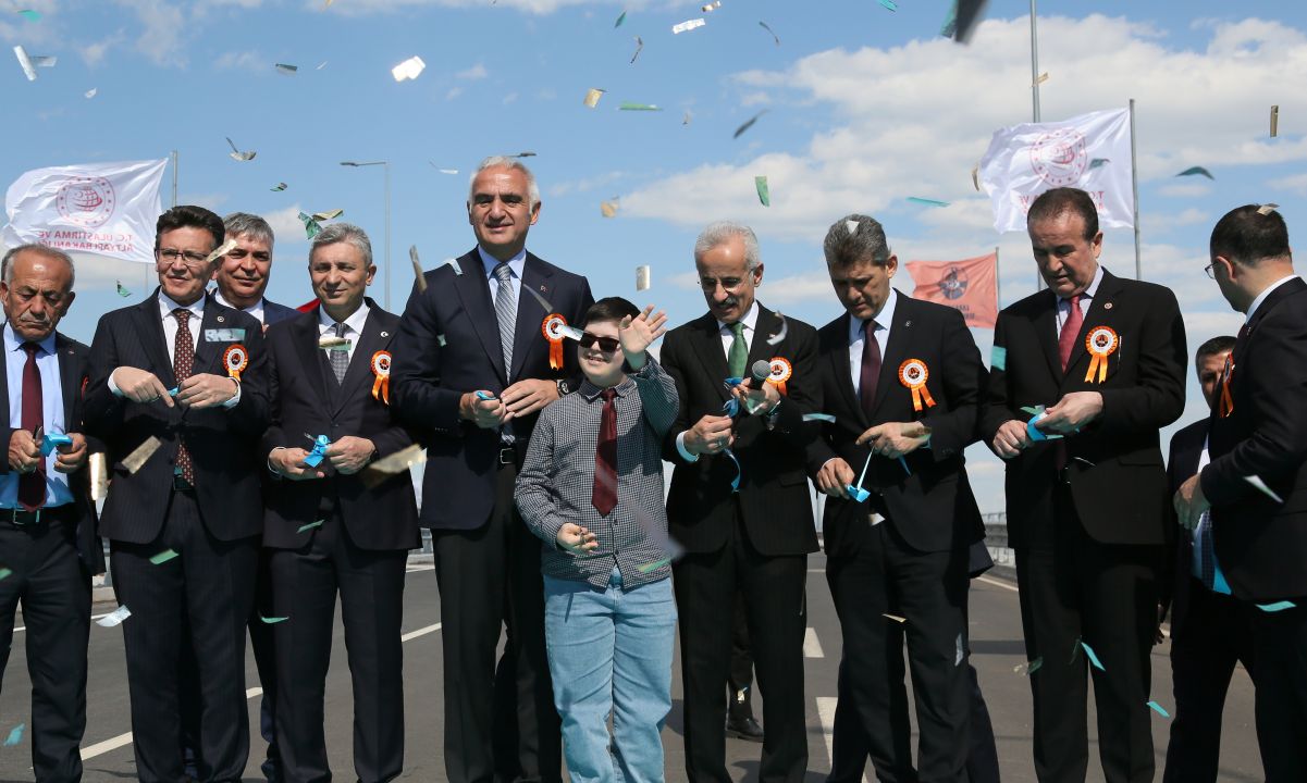 Antalya'da ulaşım ağı güçleniyor! Bakanlar açılışını yaptı