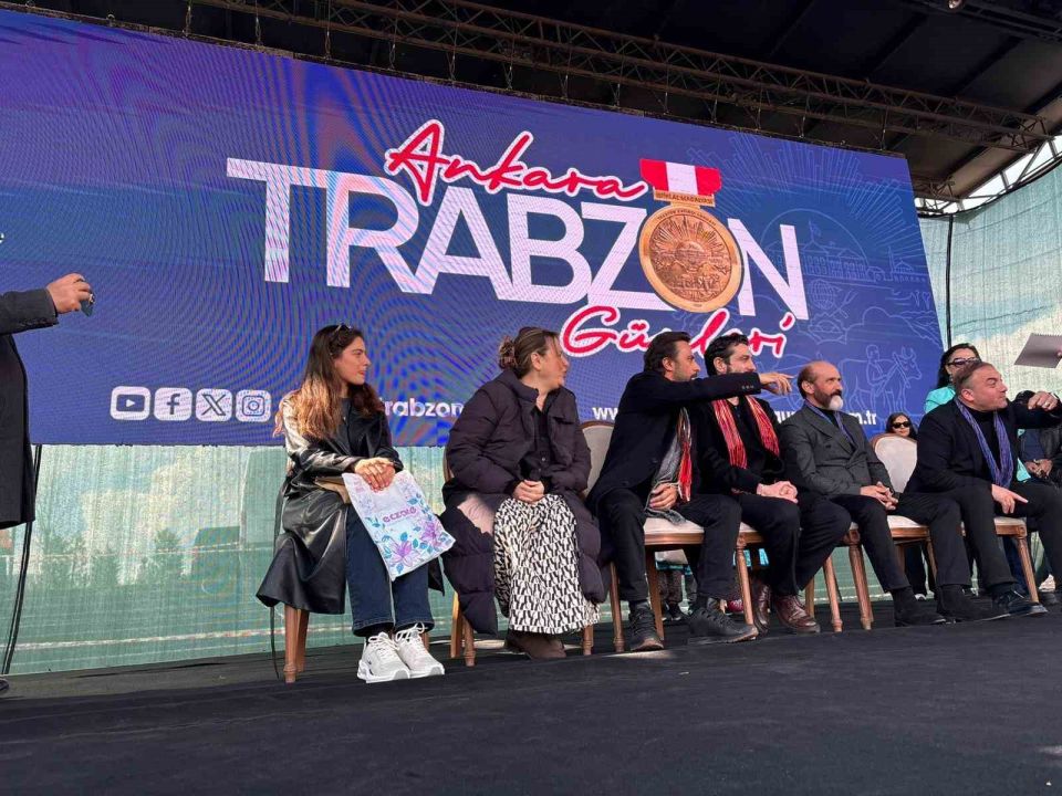 ‘Taşacak Bu Deniz’ oyuncuları hayranlarıyla buluştu