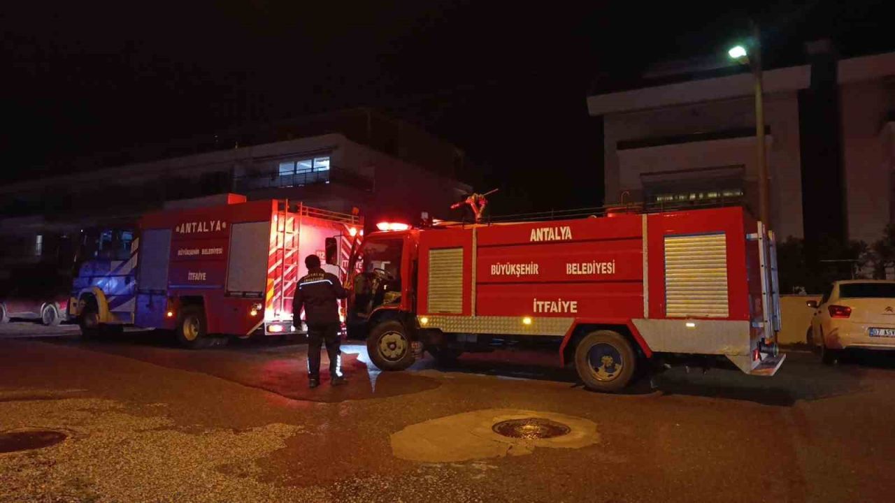 Manavgat’ta site içerisinde çıkan depo yangını korkuttu