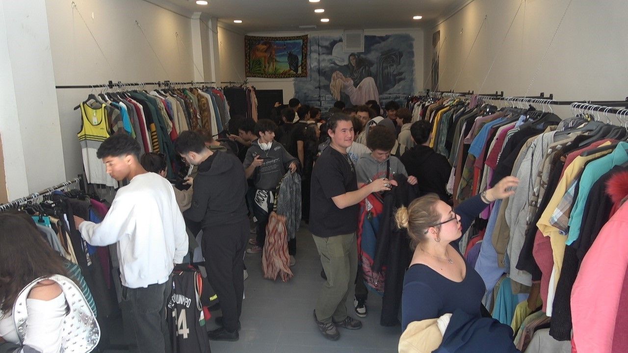 Antalya’da indirimli ikinci el giyim mağazası açılışı yoğun ilgi nedeniyle izdihama dönüştü