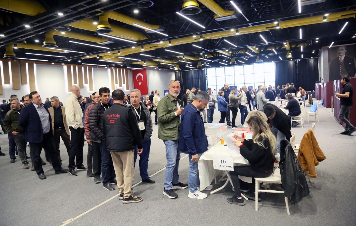 BAİB'de yönetim turkuaz, TİM delegeleri kırmızı