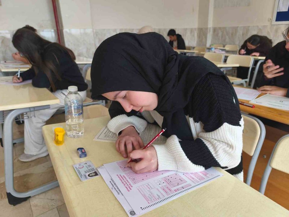 Mersin’de gençler umre ödüllü bilgi yarışmasında buluştu