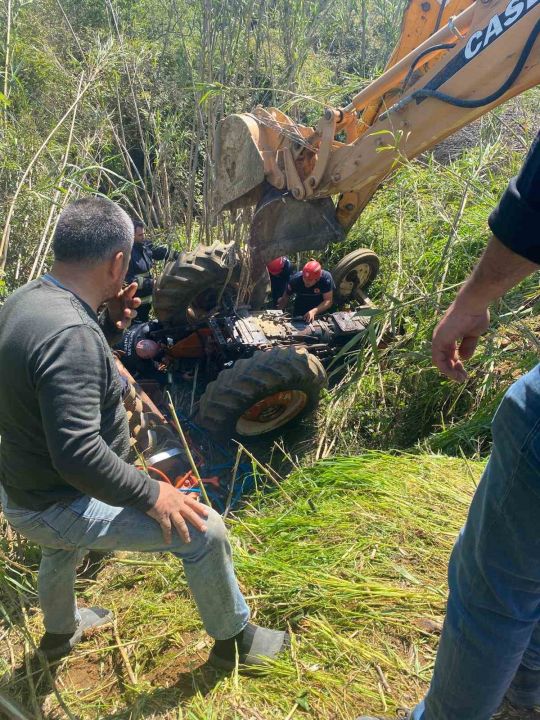 Aksu’da traktör dereye devrildi sürücü  hayatını kaybetti
