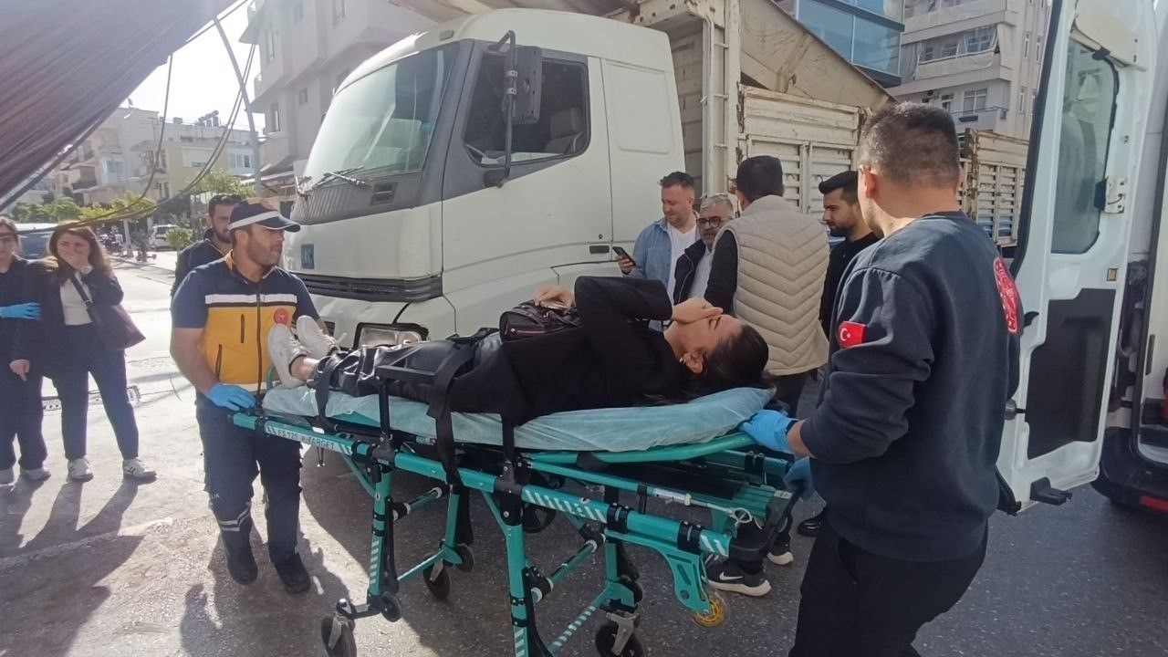 Kamyonun üzerindeki inşaat demirleri seyir halindeki otomobile ’ok’ gibi saplandı