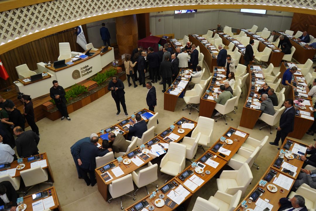 Antalya Büyükşehir Meclisi'nde yol tartışması