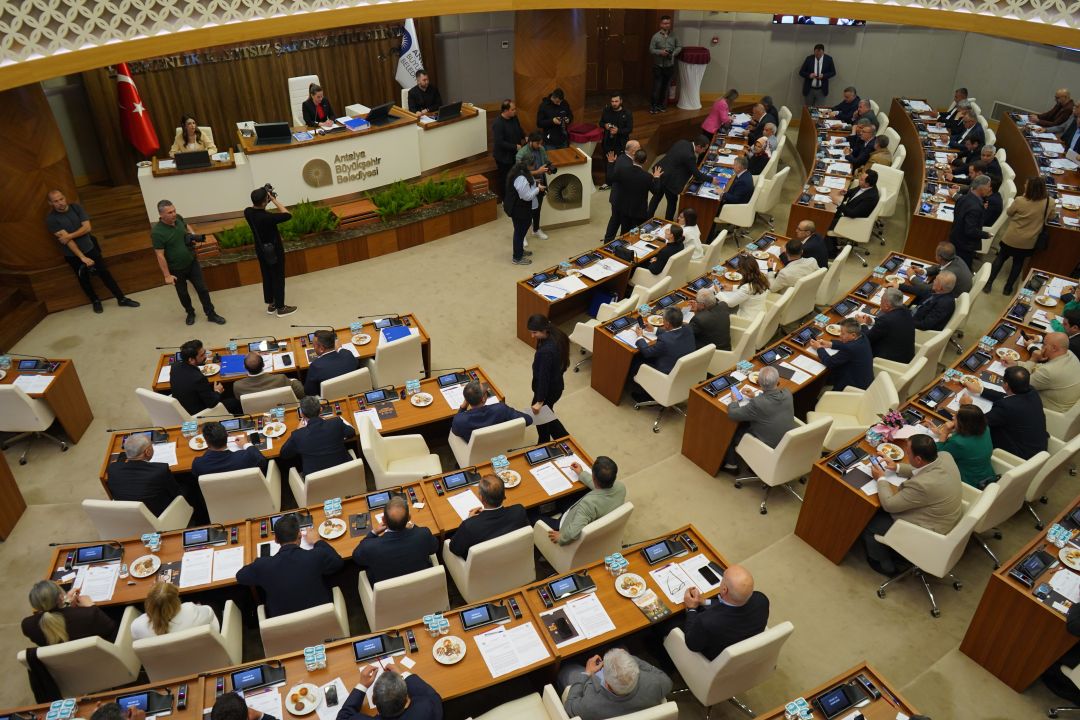 Antalya Büyükşehir Meclisi'nde yol tartışması