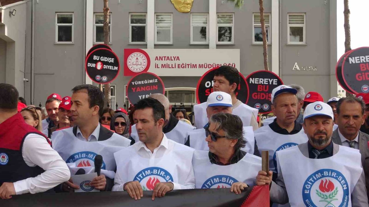 Antalya’da okullara yapılan saldırılar protesto edildi