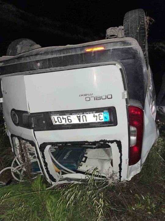 Hafif ticari araç, antik kent girişinde şarampole yuvarlandı: 2 yaralı