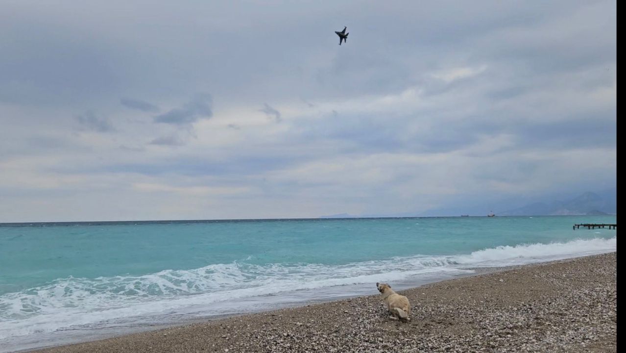 SOLOTÜRK'ten Antalya'da nefes kesen gösteri uçuşu