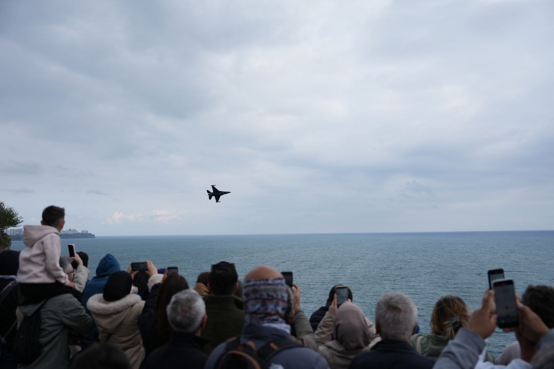 SOLOTÜRK'ten Antalya'da nefes kesen gösteri uçuşu