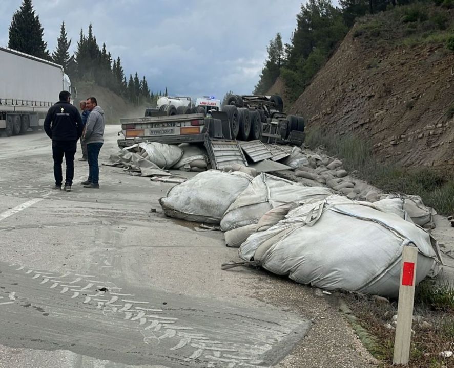 Yoldan çıkan tır hurdaya döndü: 1 yaralı