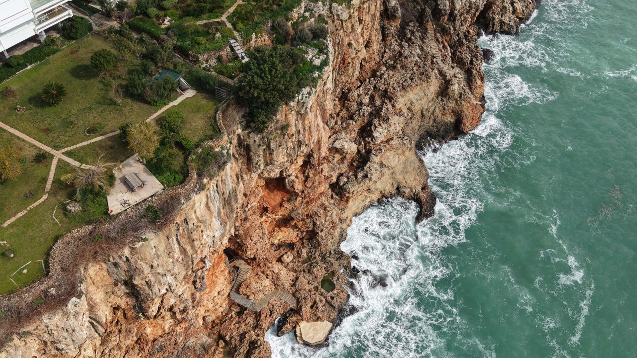 Falezlerdeki kaçak asansör ve baraka için yıkım kararı