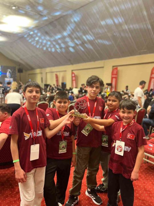 Fibonacci Uluslararası Robot Olimpiyatları’nda ilk 3’e girmek için mücadele ettiler