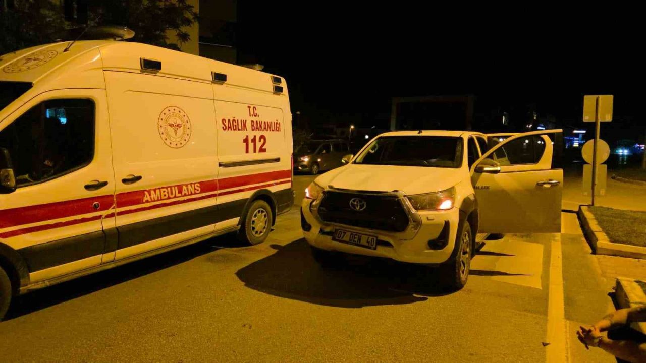 Muratpaşa’da otomobil ile motosiklet çarpıştı: 2 yaralı