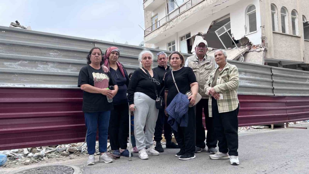 Yıkımda zarar gören binanın sakinleri: "Müteahhide ulaşamıyoruz"