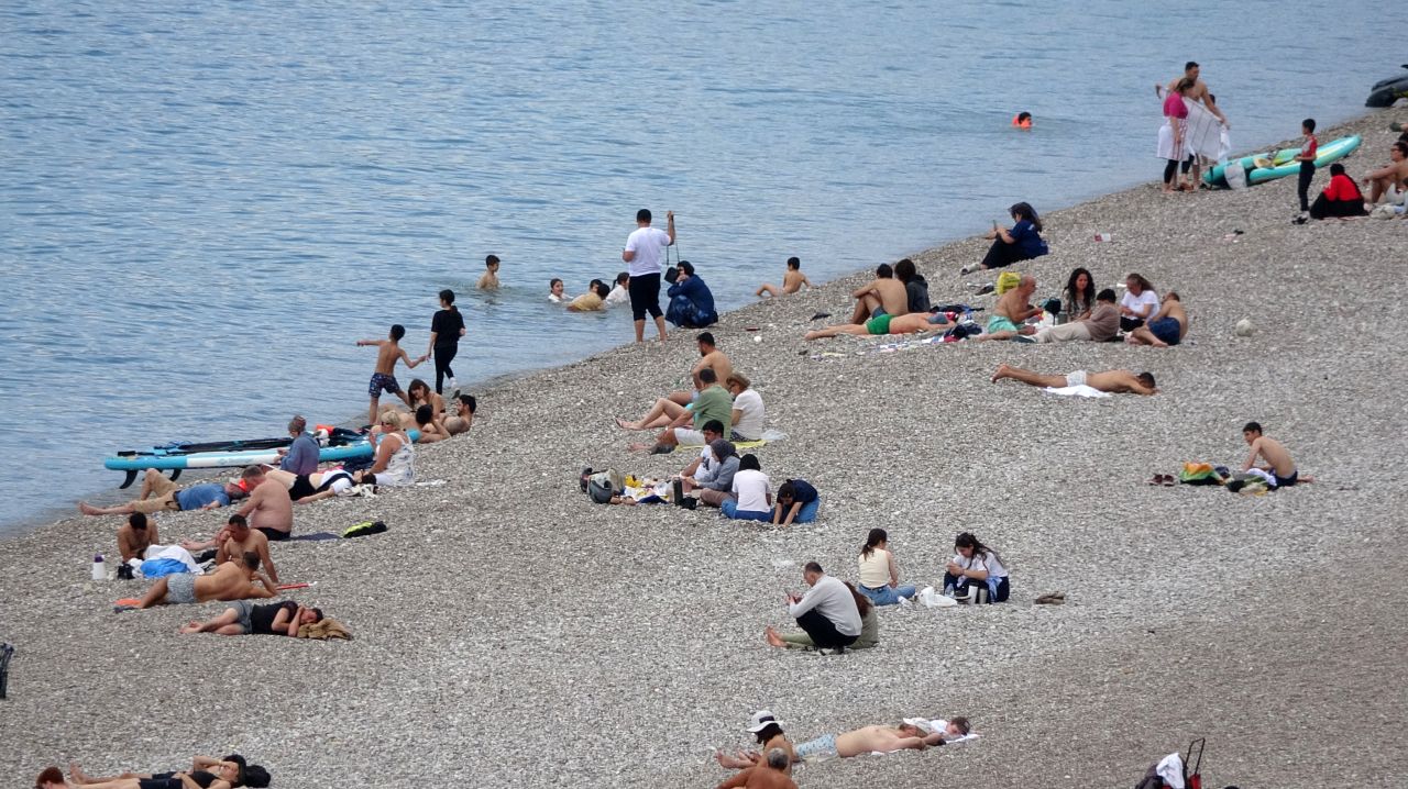 Antalya'da hava ısındı sahiller doldu