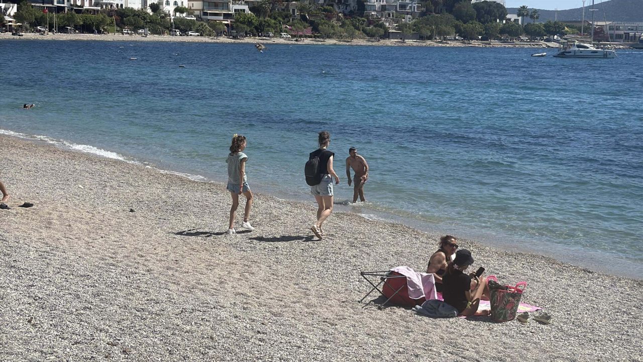 Sıcak havayı fırsat bilenler sahilleri doldurdu