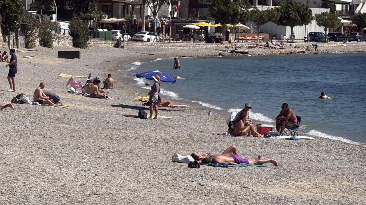 Sıcak havayı fırsat bilenler sahilleri doldurdu