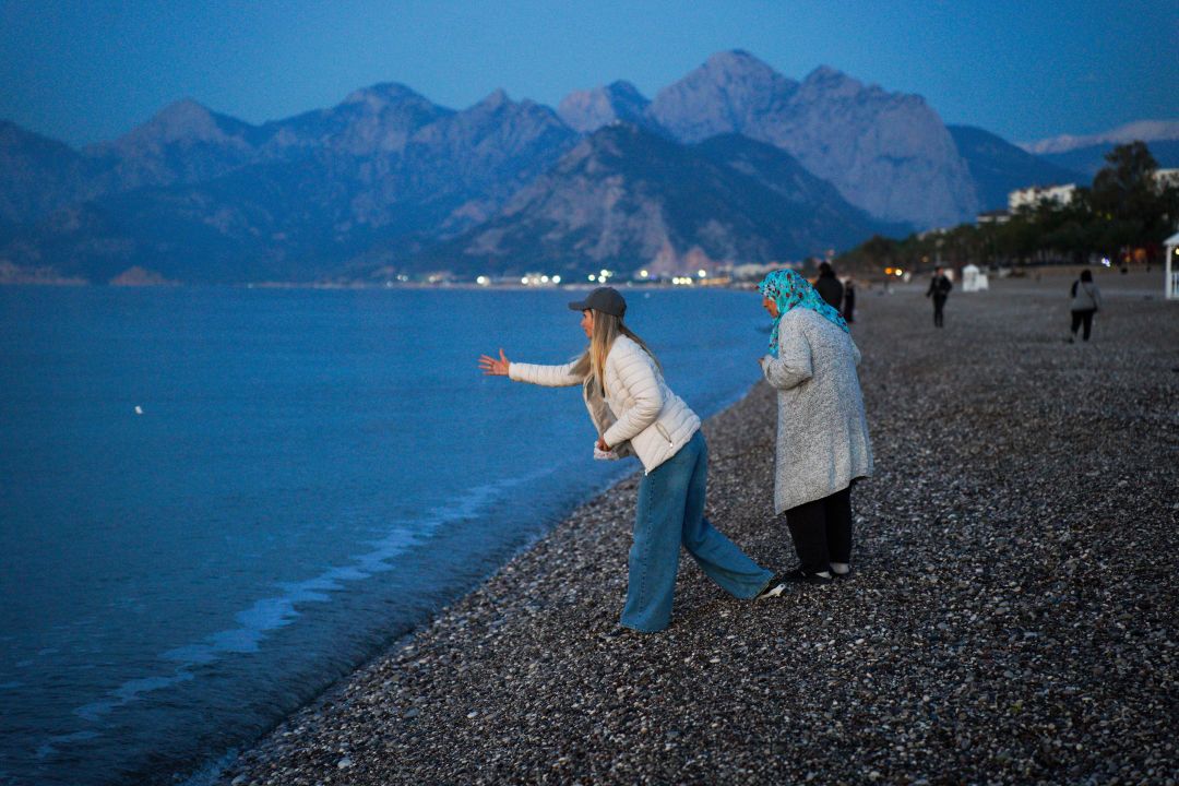 Antalya'da Hıdırellez dilekleri, günün ilk ışıklarıyla suyla buluştu