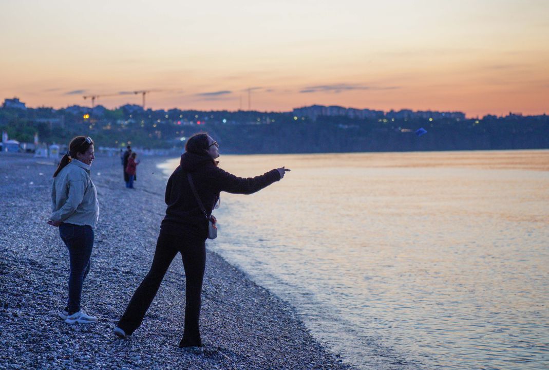 Antalya'da Hıdırellez dilekleri, günün ilk ışıklarıyla suyla buluştu