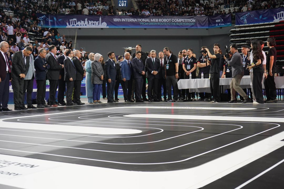 Robotlar, Antalya'da yarışıyor; 11 bin 200 katılımcı, 3 bin 600 robot sahnede