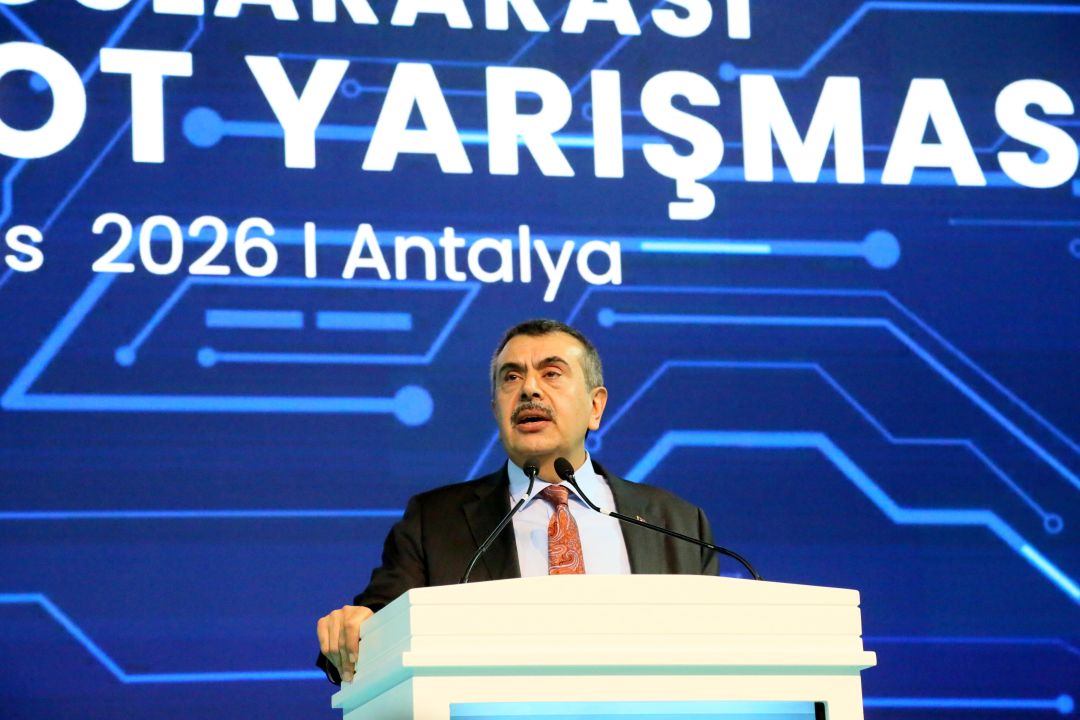 Bakan Tekin, Antalya'da gençlerle buluştu