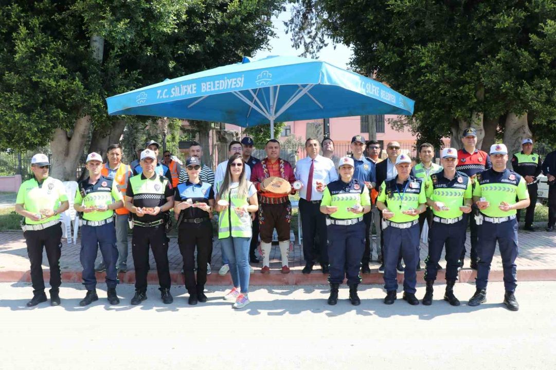 Trafikte yoğurt ve çilek ikramı
