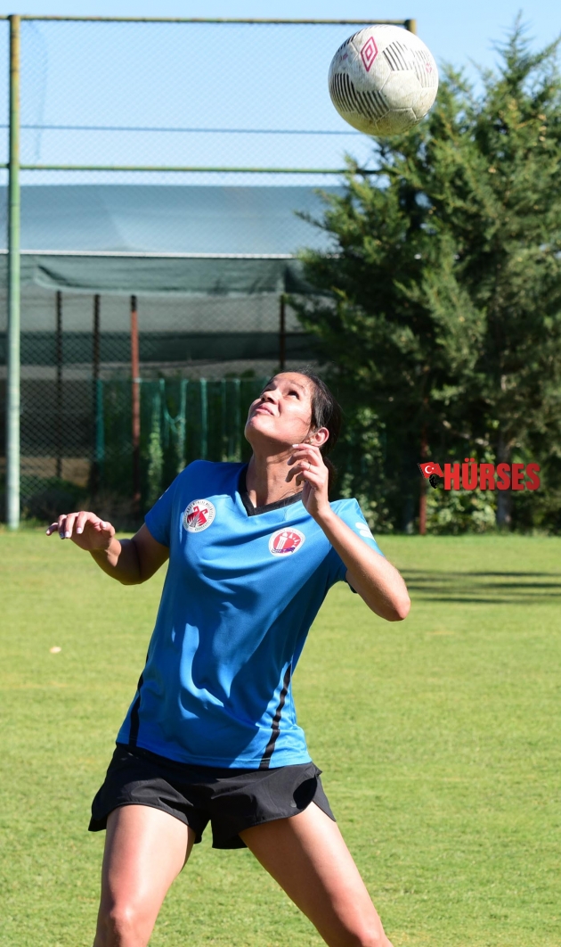 'DİŞİ RONALDİNHO'DAN FUTBOL ŞOV