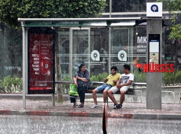 ANTALYA'DA BEKLENMEYEN SAĞANAK