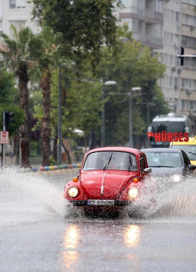 ANTALYA'DA BEKLENMEYEN SAĞANAK