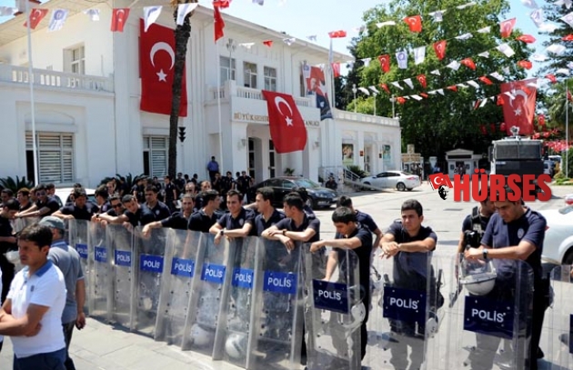 BELEDİYE İŞÇİLERİNDEN 'SÜRGÜN' EYLEMİ