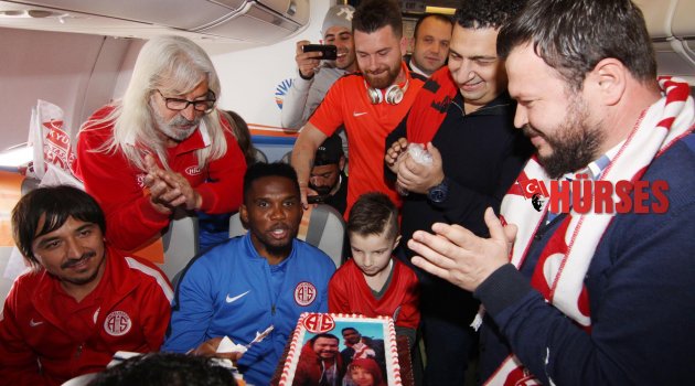 10 BİN METREDE SÜRPRİZ KUTLAMA