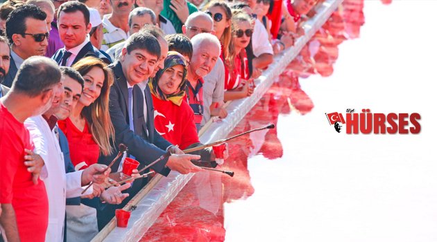 15 TEMMUZ ŞEHİTLERİ İÇİN 241 METREKARELİK DEV EBRU