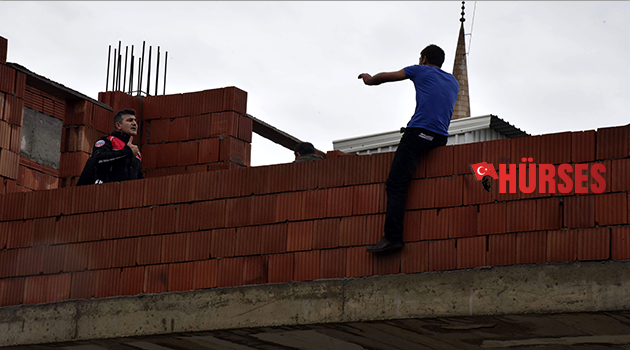 2 bin lira yüzünden çatıya çıktı