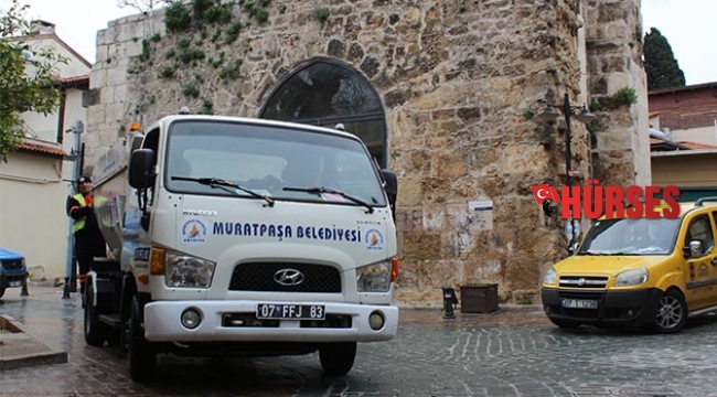 Klasik müziği duyan  çöpünü dışarı çıkarıyor