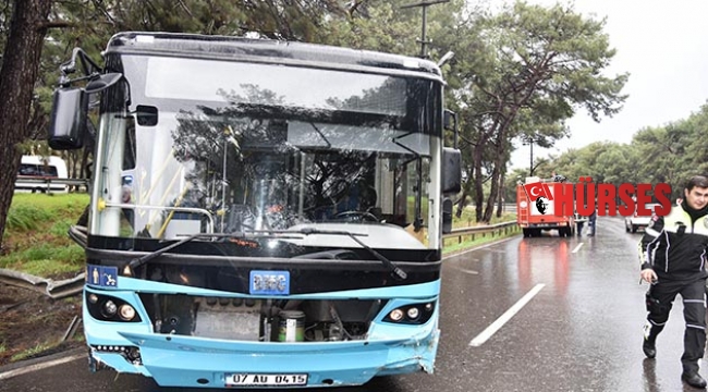 Otobüs bariyerlere çarptı