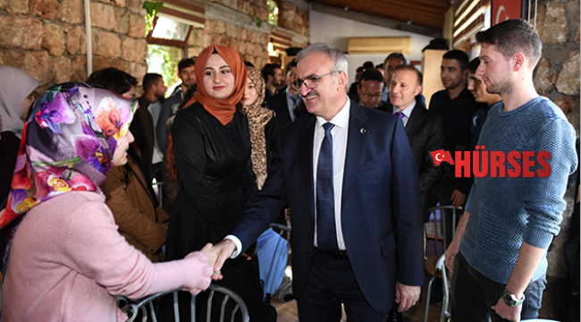 Vali Karaloğlu  öğrencilerle