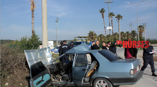 Aydınlatma direğine çarptı