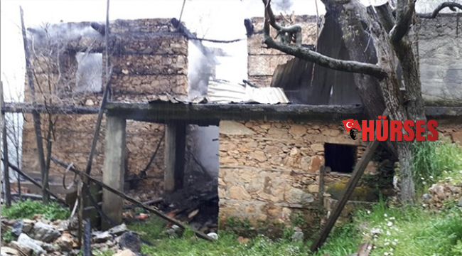 Ahşap ev kül oldu