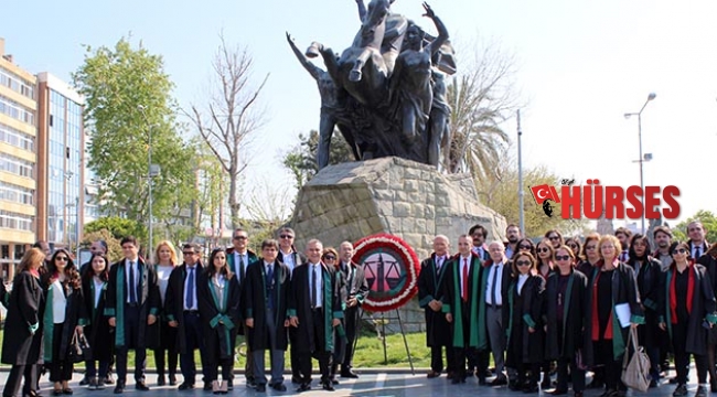 Avukatlar çelenk bıraktı