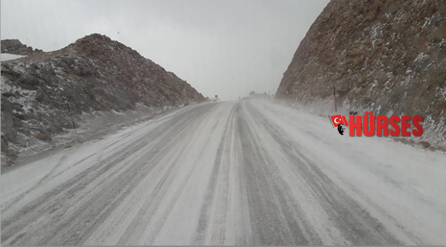 Kar yağışı trafiği aksattı
