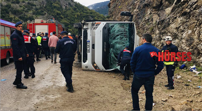 Sporcuları taşıyan  midibüs devrildi