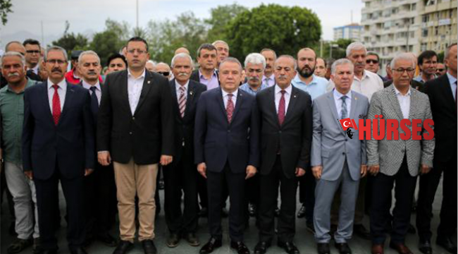 Atatürk Anıtı’na çelenk