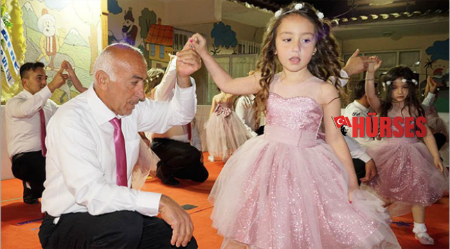 Babalar ve kızları dans gösterisinde