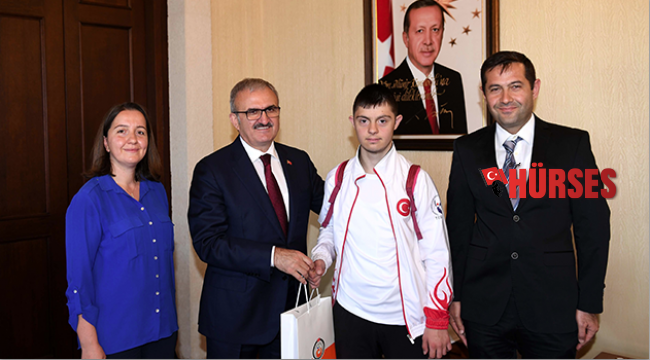 Downlu sporcu madalyalarını valiye gösterdi