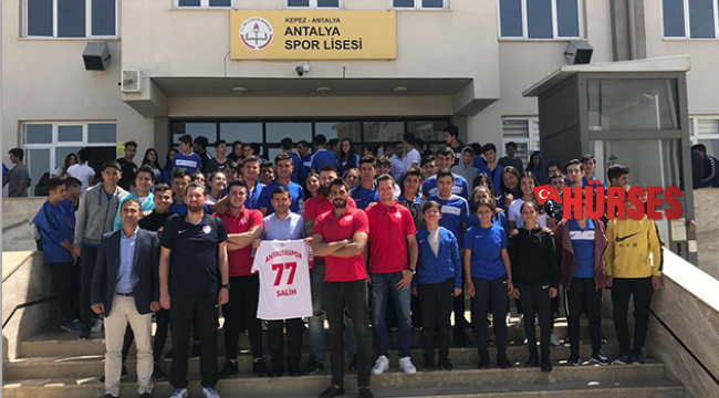 Hentbolcular öğrencilerle