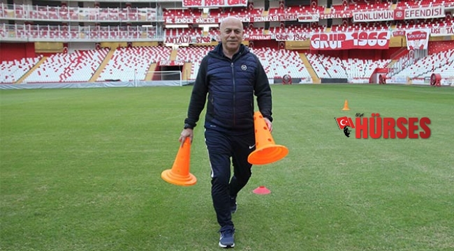 Sedat hoca futbolcu izliyor