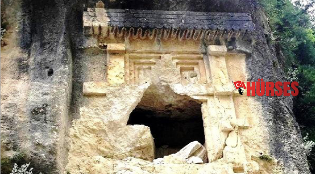 Tarihi kaya mezarı parçaladılar
