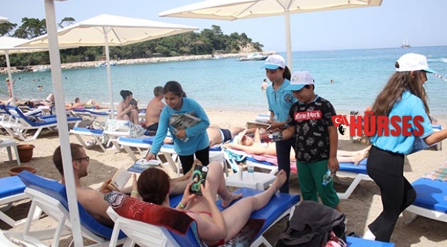 Turistlere kitap dağıttılar